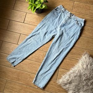 MIXED BLUES vintage 90s light wash mom jeans. Size 15